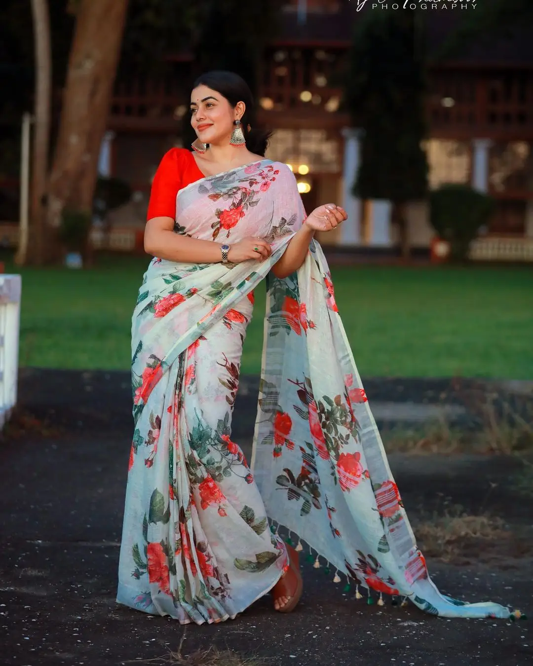 Shamna Kasim Mesmerizing Looks In Beautiful White Saree Red Blouse